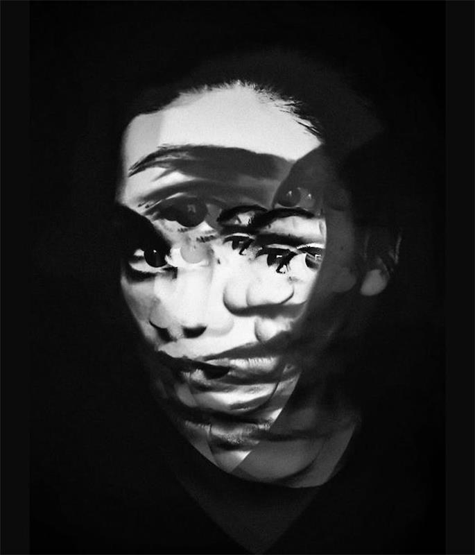 Portret ženske v gibanju, ideja o temnem ozadju, črno -bela umetniška fotografija, ozadje nike