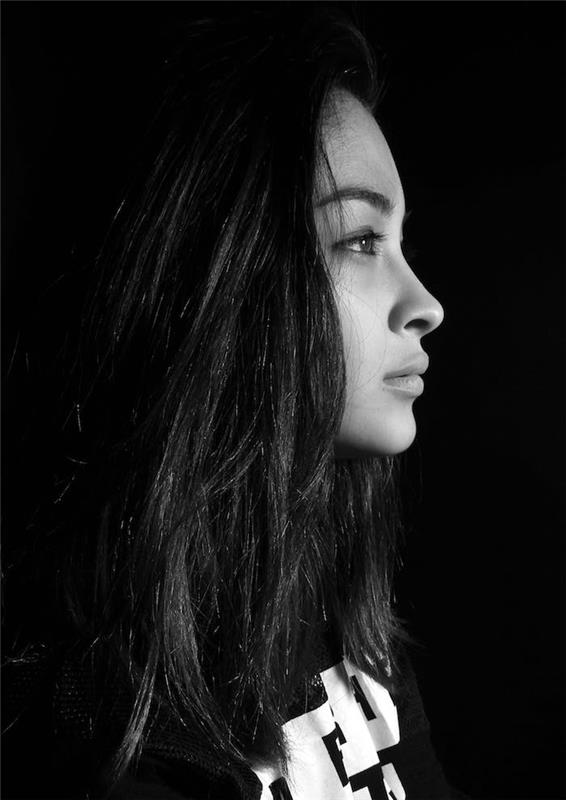Ženska portretna črno -bela slika, je bela barva, črno -bel ženski profil