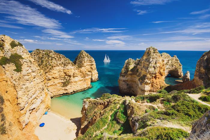 Algarvės kraštovaizdžio tapetai, nuostabi gamta, gražiausios Portugalijos vietos gražus Bue vandenynas ir valtis su baltais stiebais