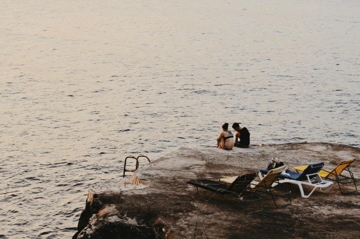„Google“ meilės nuotraukos pora įsimylėjusiose porose suporuoja paplūdimius ant uolų prie jūros