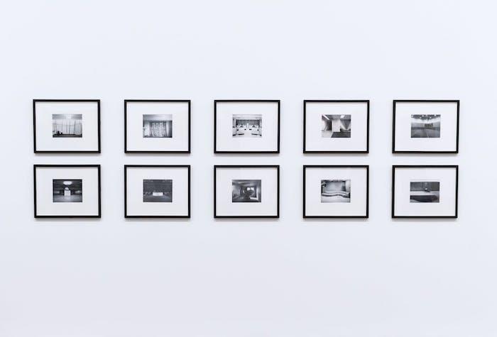 stenska dekoracija v črno -beli fotografiji na povsem beli steni, personaliziran plakat enobarvna umetnost skandinavsko vzdušje
