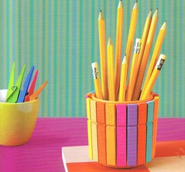 pieštukų puodelis-drabužių segtukai-spalvoto medinio pieštukų puodo idėja, sukurta iš perdirbtų medžiagų laikymo juodų pieštukų