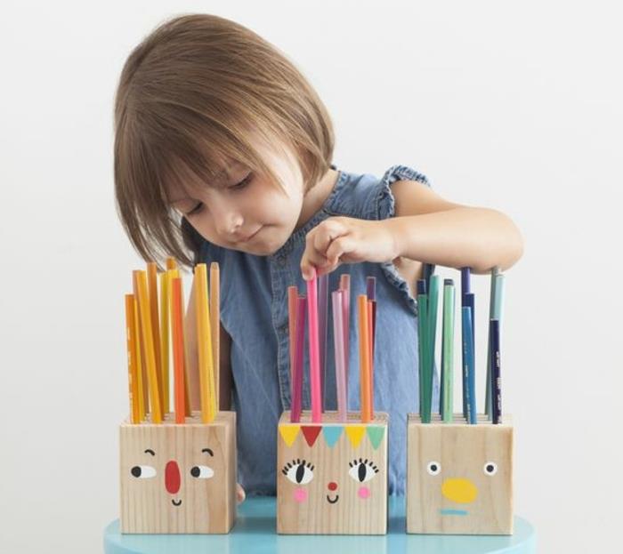 medinis pieštukų stiklainis-medinis blokas-su pieštukų laikymo skylutėmis-vaiko-pieštukų stiklainio idėja-personalizuoti-juokingi veidai