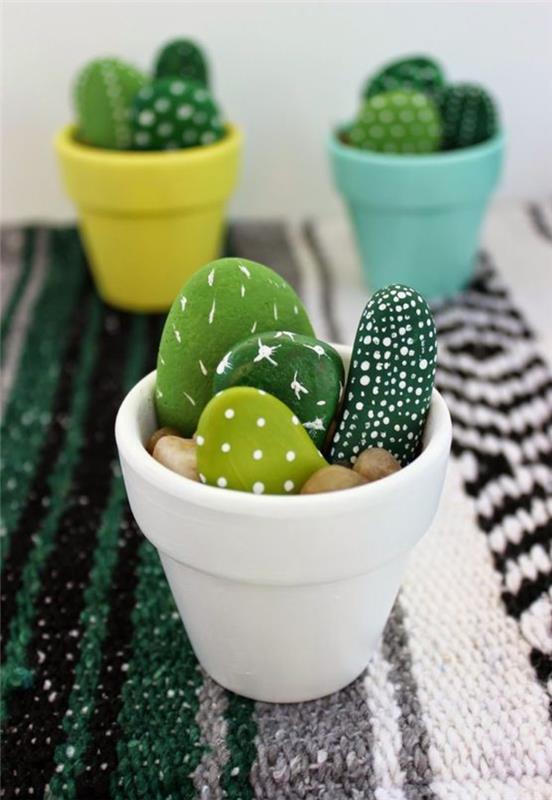 ideja za dekorativni kaktus v zeleno pobarvanih kamenčkih