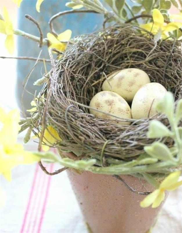 gėlių vazonas-dangtelis-pripildytas kiaušinių-labai saldžių geltonų gėlių