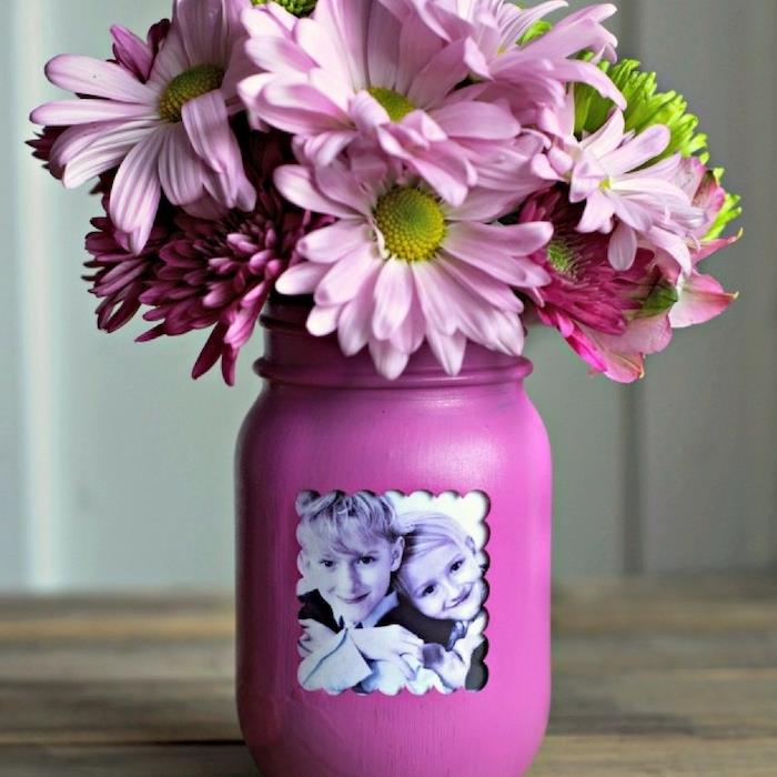gėlių puodas stikliniame inde, nupieštas rožėmis, su vaikų nuotrauka ir gėlėmis „pasidaryk pats“ vazos didžiųjų mamų dieną