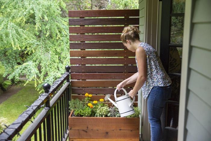 velikanski okras cvetličnega lončka majhen balkon z recikliranimi materiali podpora za zeleno steno z lesenimi deskami