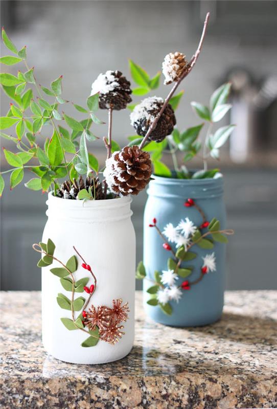 geri dönüştürülmüş cam kavanozda ve dekoratif Noel bitkileri ile akrilik boya ile yeniden boyanmış vazolar, kendin yap orijinal Noel hediyesi