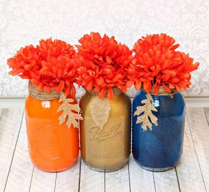stekleni kozarci, prebarvani z barvo v notranjosti z oranžnimi cvetovi, rob okrašen z vrvicami in listi jute
