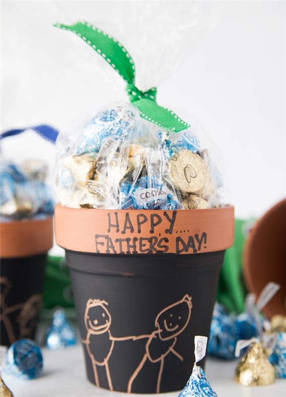 babalar günü kutlu olsun kara tahta boyası ile yeniden boyanmış pişmiş toprak kavanoz ve tatlılarla dolu çanta el yapımı babalar günü hediyesi fikri