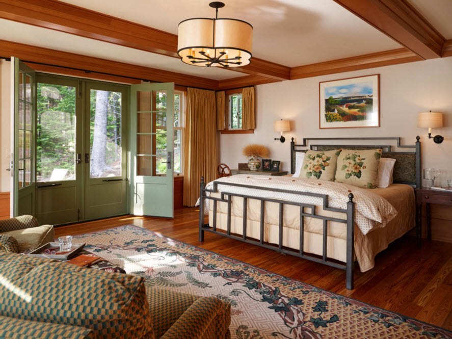 Sodobna spalnica z lesenim stropom