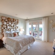 Camera da letto luminosa con elementi decorativi