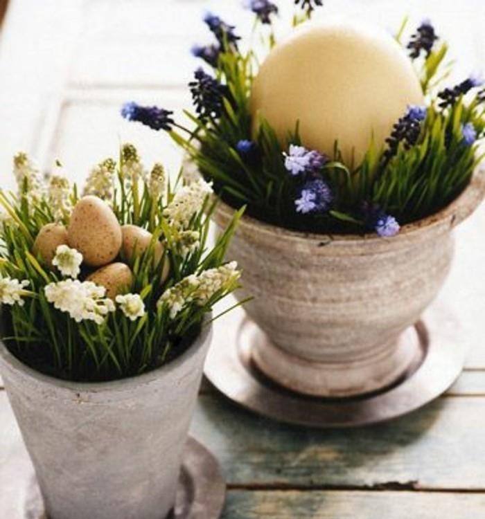 akmeniniai gėlių vazonai-papuošti-šviežiomis gėlėmis-žolėmis ir spalvotais kiaušiniais