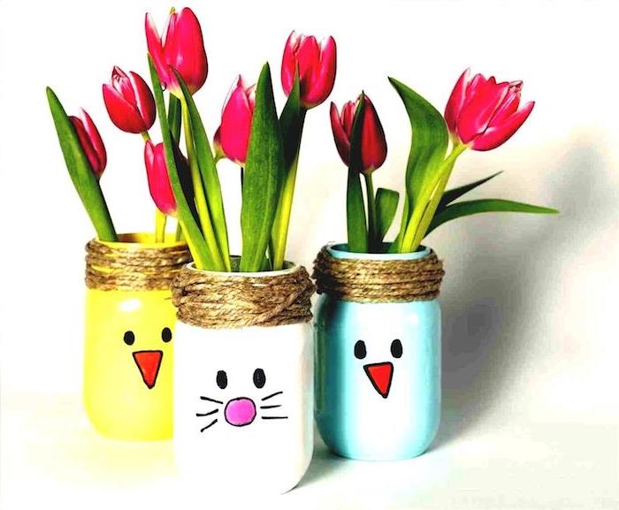 cvetlični lonec z zajčjim vzorcem, narisanim s klobučevino in barvo v različnih barvah za prebarvanje lonca, napolnjenega s tulipani, spomladanske dejavnosti