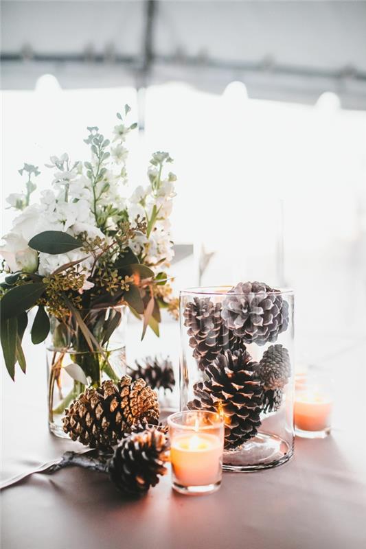 stikliniai indeliai, kankorėžiai, maža uždegta žvakė, kaimo puokštė, stebuklinga žiemos švenčių puošmena