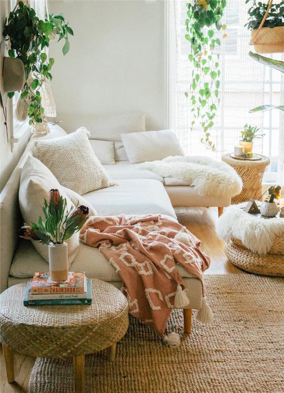 beli kotni kavč, preproga z morsko travo, tkana otomanska mizica, eksotična dekoracija dnevne sobe, zapestnica, rožnati kariran, viseči lonci