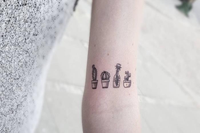 lončeni kaktusi, tetovaža znotraj roke, beli pulover, minimalistične tetovaže, tla iz keramičnih ploščic