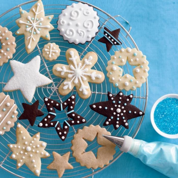 enostaven recept za božično torto, dekoracija piškotov z žepom in kraljevsko glazuro ali sladkorjem v prahu, model piškotka v obliki zvezde