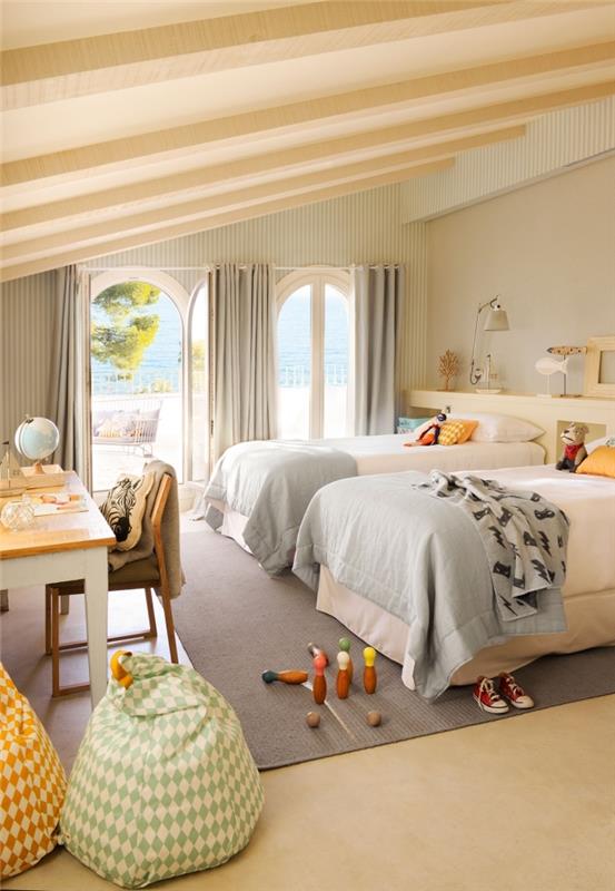 bej duvarlar ve ahşap kirişli tavan ile genç yatak odası düzeni fikri, geometrik tasarımlı kumaşta diy puf