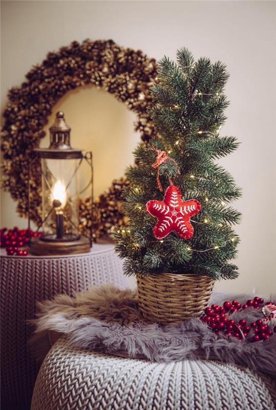 led zincir ve kırmızı kumaş yıldızla süslenmiş minimalist Noel ağacı görüntüsü, gri ve altın renkli şenlikli dekoratif fikir