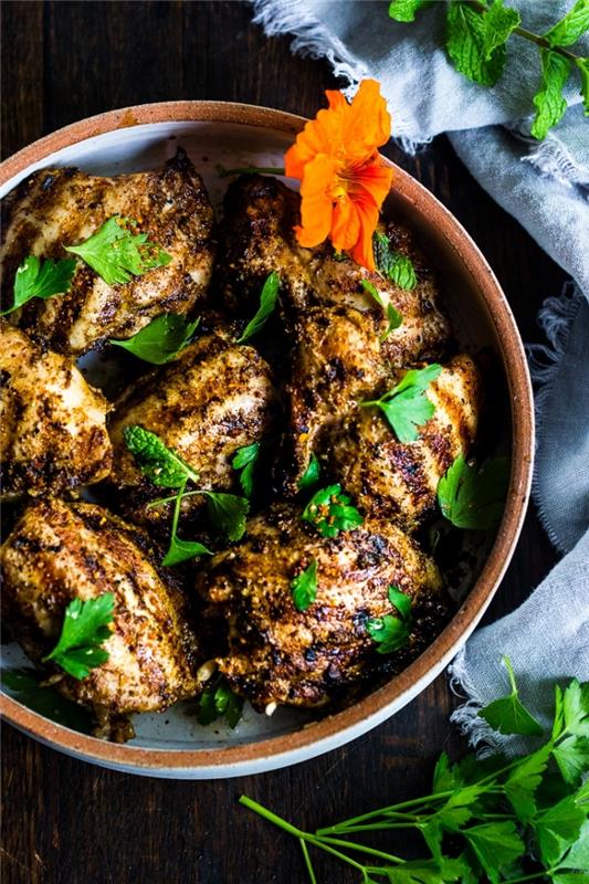 Baharatlar ve taze otlar ile Afrika tarifi fırında tavuk, akşam yemeği için garnitürsüz tavuk tabanı ile ne kadar kolay bir yemek