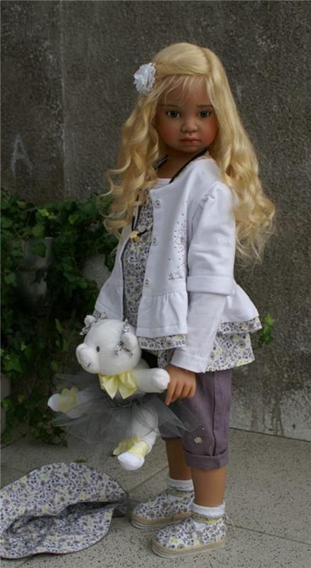 realistinis-lėlės-blondinės plaukai-su-baltu meškiuku