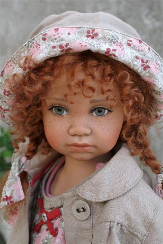 tikroviška-lėlė-gana-garbanoti-raudoni plaukai-lėlė