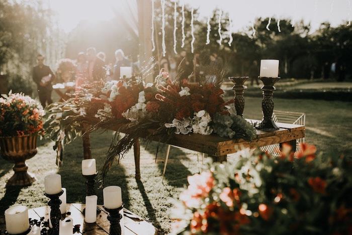 şık bir rustik doğa temasında bir düğün düzenlemek için birkaç çiçek ve diğer bitkiler
