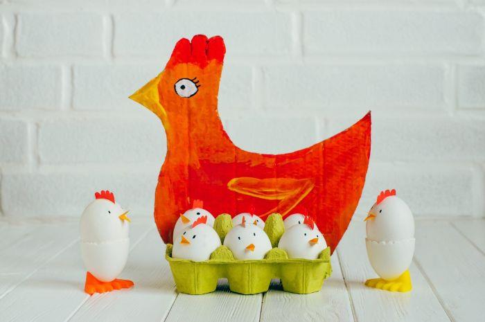 yumurtadan yapılmış civcivler kartona konur yumurtalar ve anne tavuğu geri dönüştürülmüş kartondan kendin yap kolay paskalya