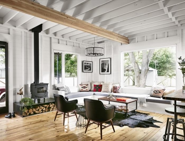 leseni žarek beli strop črni usnjeni stol kovinski barski stolčki dnevna soba kokoniranje lesena boemska blazina