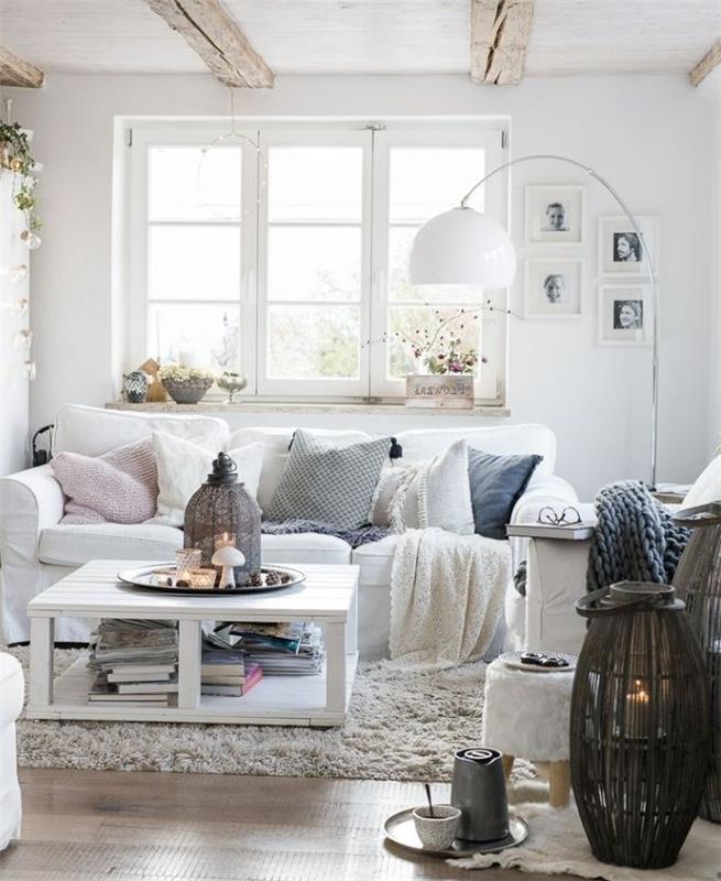 atviros sijos žaliavinė mediena balta sofa kokonavimo pagalvėlės baltas stalas romantiškas apšvietimas svetainė kokonuoja šiltas dizainas