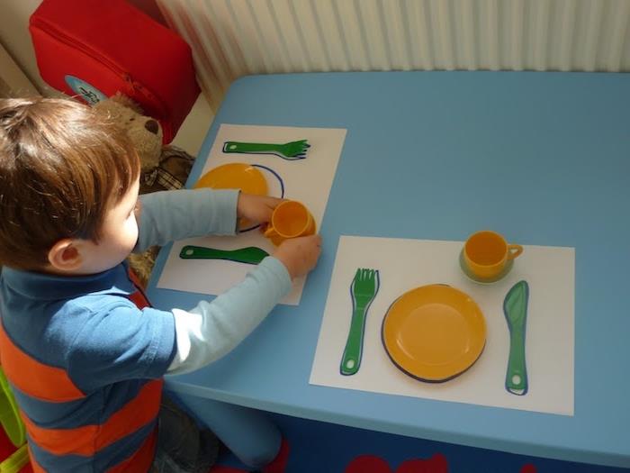 pratik hayatı öğrenme, sofra kurmayı ve çatal-bıçakları ve tabakları kaldırmayı öğrenme, Montessori ilkesine göre 3 yaşında aktivite çocuğu