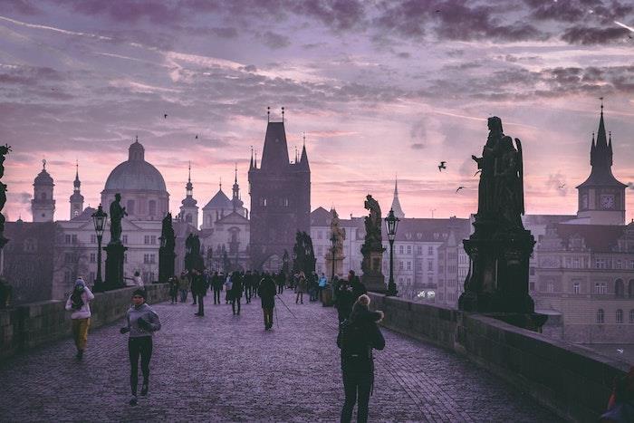 Gün batımında mistik Prag, Avrupa manzara fikri, güzel şehir manzarası, Charles Köprüsü ve antik şehir manzarası ücretsiz indir resmi