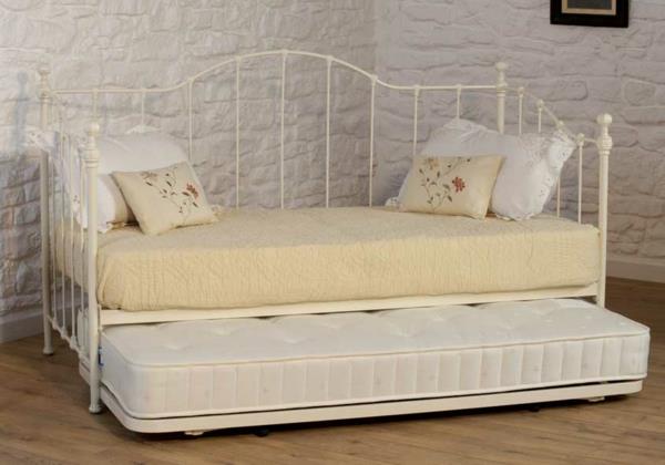 praktiškos lovos dekoracijos senovėje baltos ir dekoratyvinės pagalvėlės