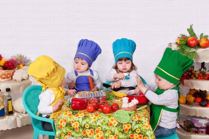 pratik yaşam montessori aktivite fikri, ilk yemek dersleri, malzemeler nasıl hazırlanır, sevimli fotoğraf