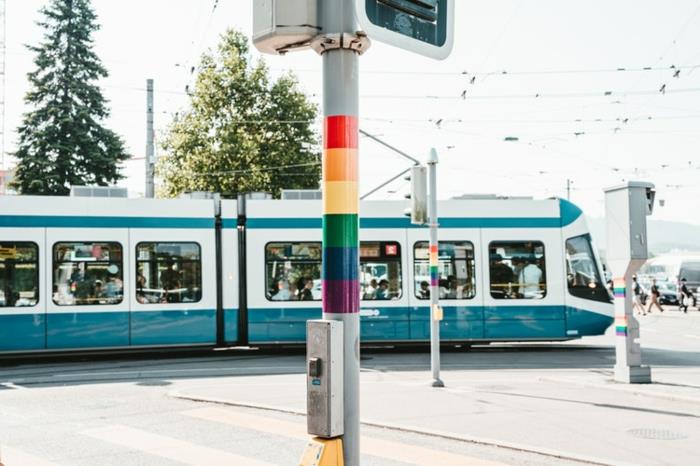 tramvaya binin, taşıt tutması, şehirde bulvar, mavi ve beyaz tramvay