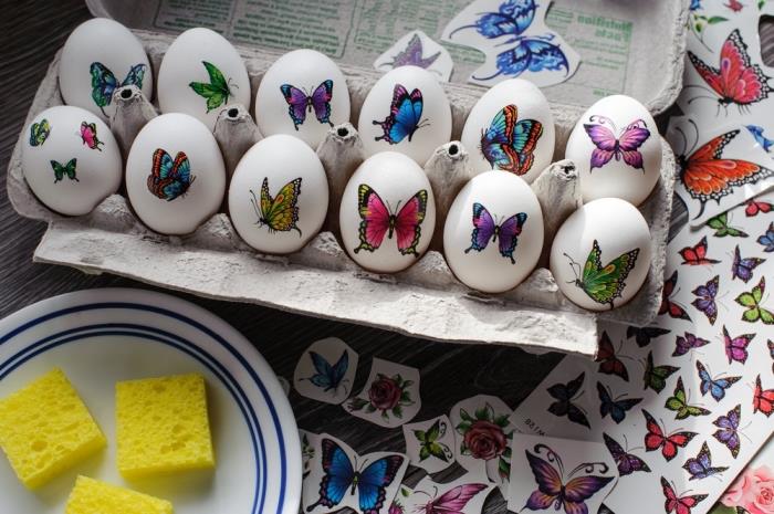 çok renkli kelebek tasarım çıkartmaları ile ultra beyaz paskalya yumurtaları nasıl süslenir