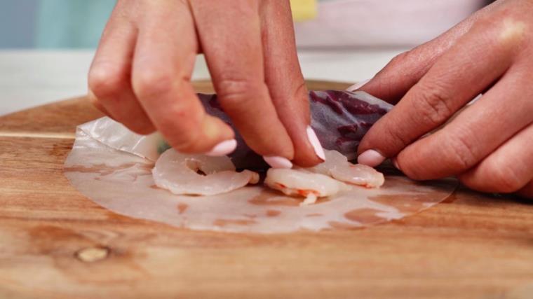 Carta di riso con gamberi e greenery tagliate sottili, preparazione includetini primavera