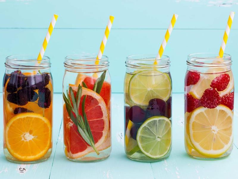paruoškite izotoninį sportinių gėrimų gėrimą su šviežiais vaisiais