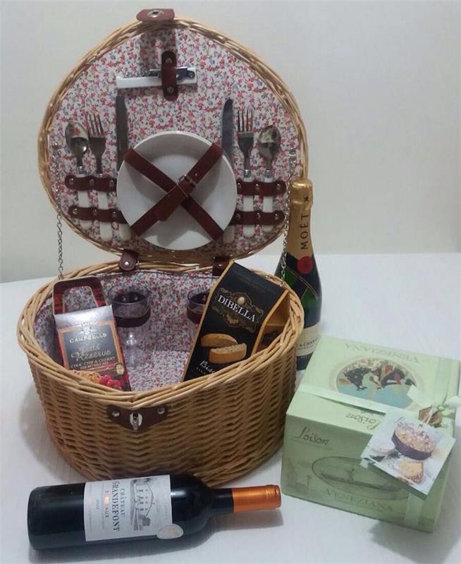 Pikniko krepšelis su buteliu vyno, sausainiais ir šokoladu, dovanų idėja porai, dovanų dėžutė porai
