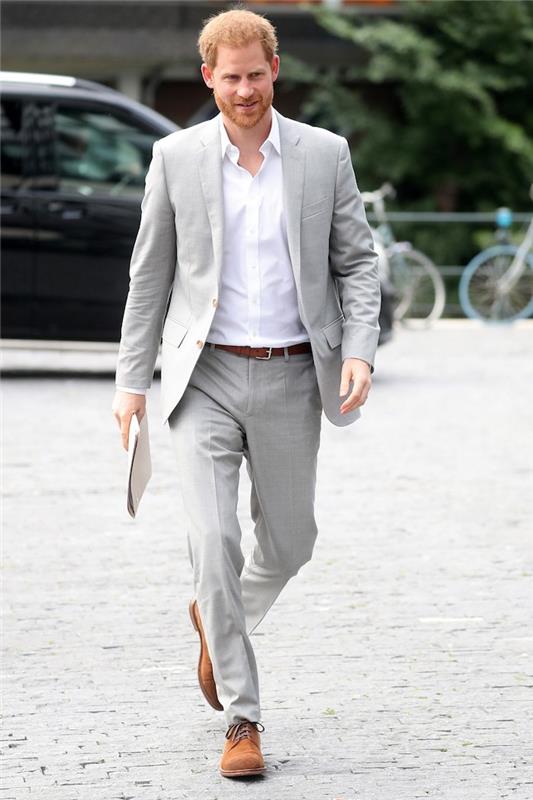 Šviesiai pilkas princo Harry kostiumas, vyriškas aprangos stilius, madinga vyrų apranga