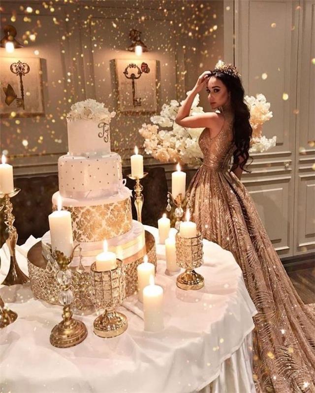 Princesės vestuvės su balta ir auksine dekoracija, auksinė vestuvinė suknelė, fantastiškas vestuvių tortas, vestuvinis tortas, gražus vestuvių tortas