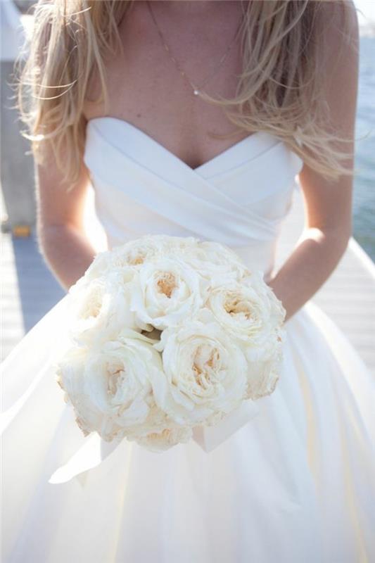 princesė-vestuvinė suknelė-labai paprasta-vestuvių puokštė-apvalios rožės
