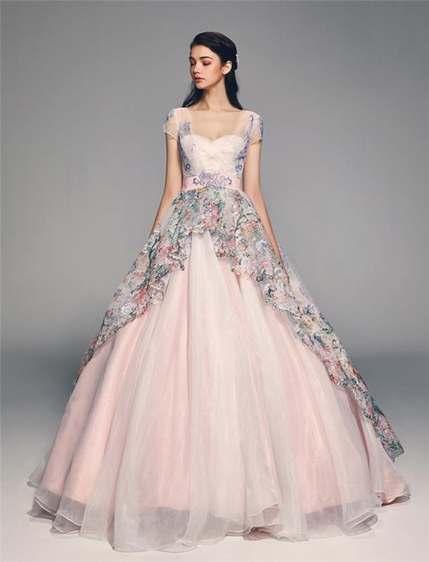 originali rožinė vestuvinė suknelė su gėlių raštu uždengta šydu virš sijono, princesės kaimiško stiliaus