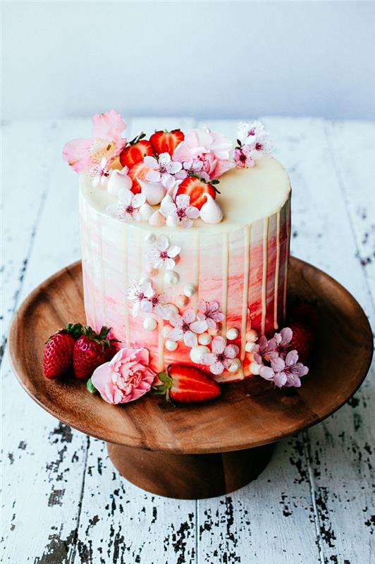 Orijinal bir yetişkin kadın doğum günü pastası için çilek ve yenilebilir çiçekler, kadın pastası dekorasyonu