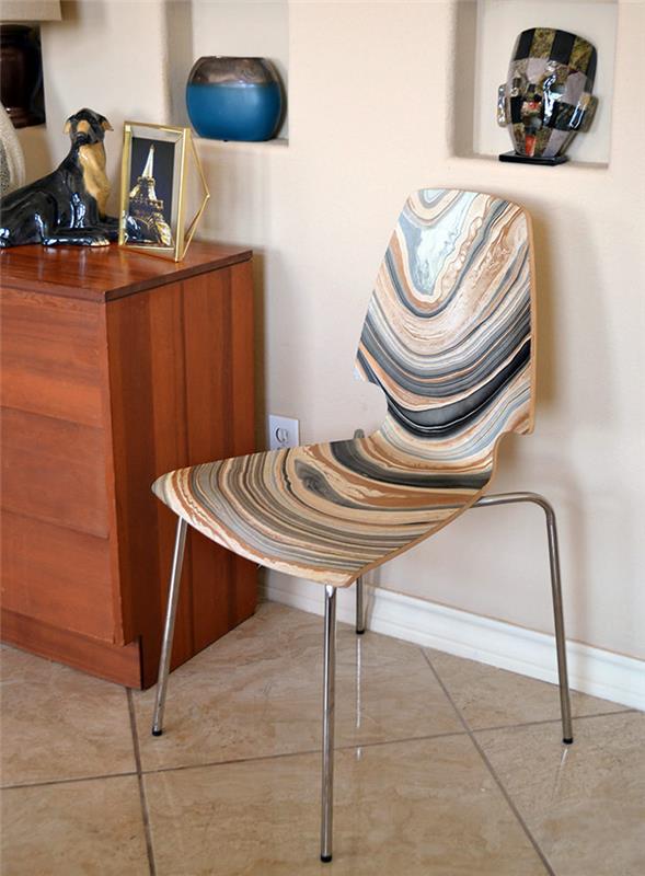podarite dolgočasne lesene stole z dekorativnim papirjem iz marmorja