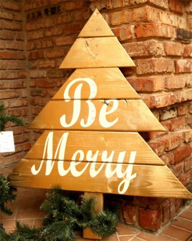 Yalnız yapmak için Noel dekorasyonu, palet panolarında Noel ağacı, şablonlu yazıtlar, tuğla duvar
