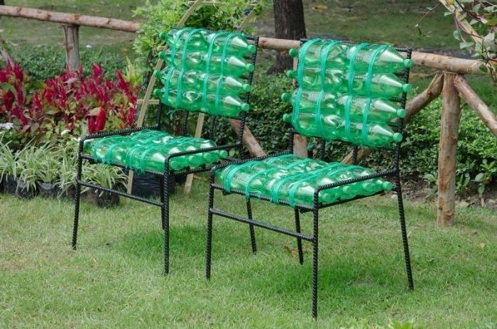 kovinski stol z recikliranimi plastičnimi steklenicami, enostavne ideje za dekoracijo vrta