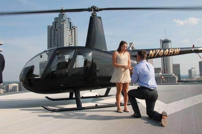 izvirna poročna ponudba, vožnja s helikopterjem in predlog na strehi stavbe, mestno okolje