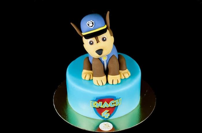 figurica paw patrol na vrhu torte malček star 4 leta, prijazen pes, lik paw patrol